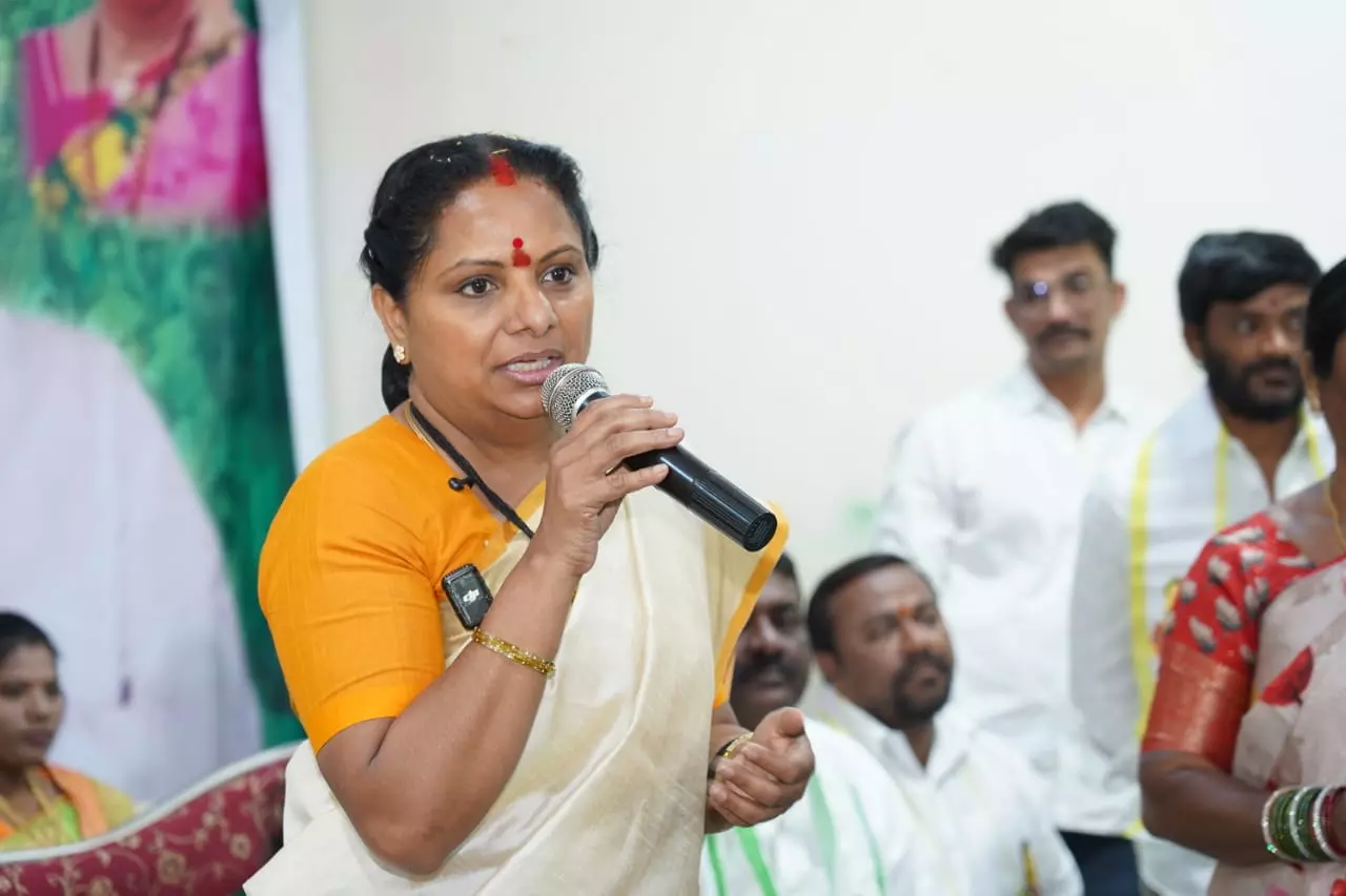 ఎమ్మెల్యేలకు కవిత నోటీసులు.. ఎమ్మెల్యేలకు కవిత నోటీసులు..