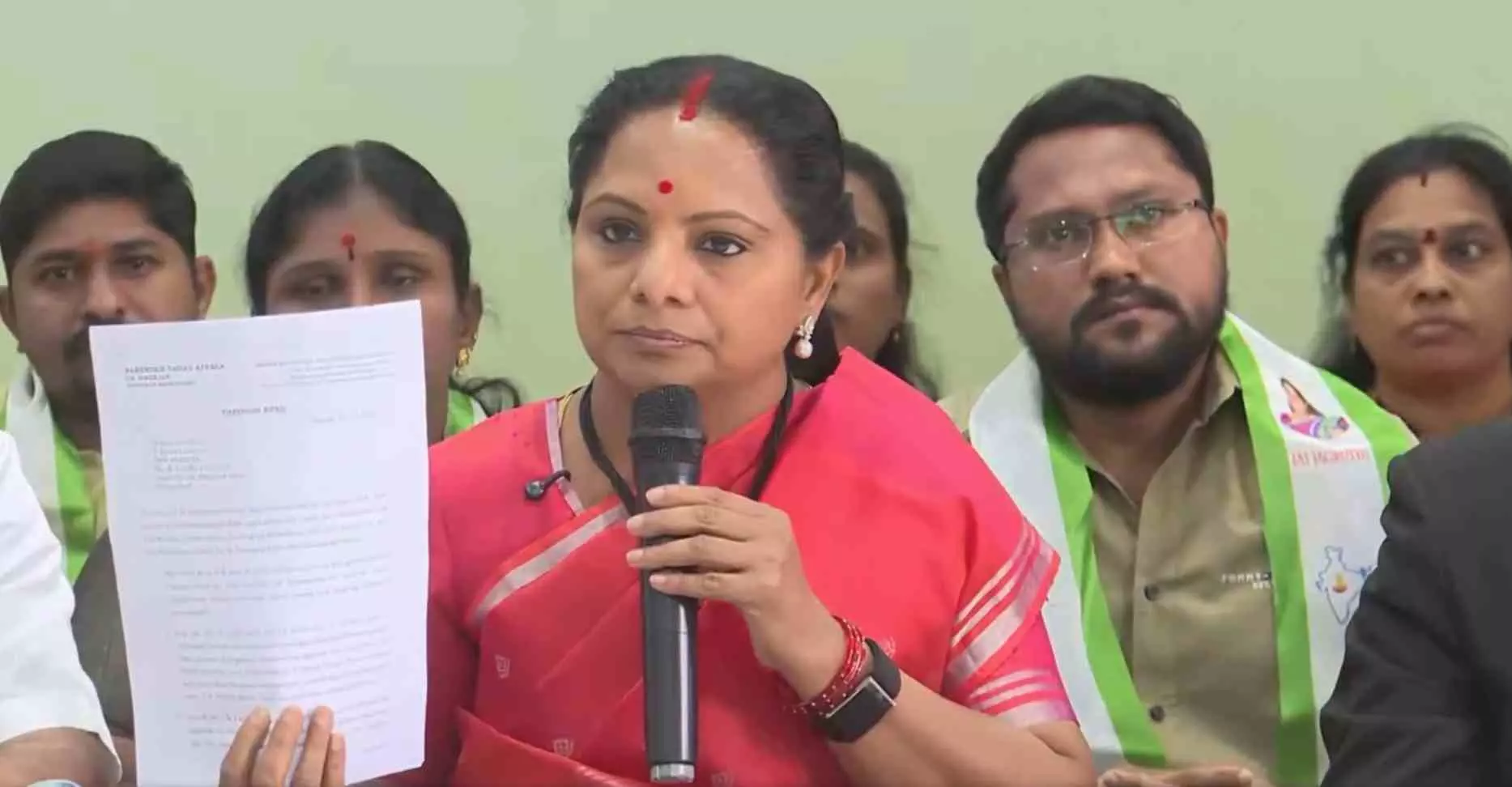 అందరి చిట్టా విప్పుతా.. అసలు ఆట ముందుంది: కవిత అందరి చిట్టా విప్పుతా.. అసలు ఆట ముందుంది: కవిత