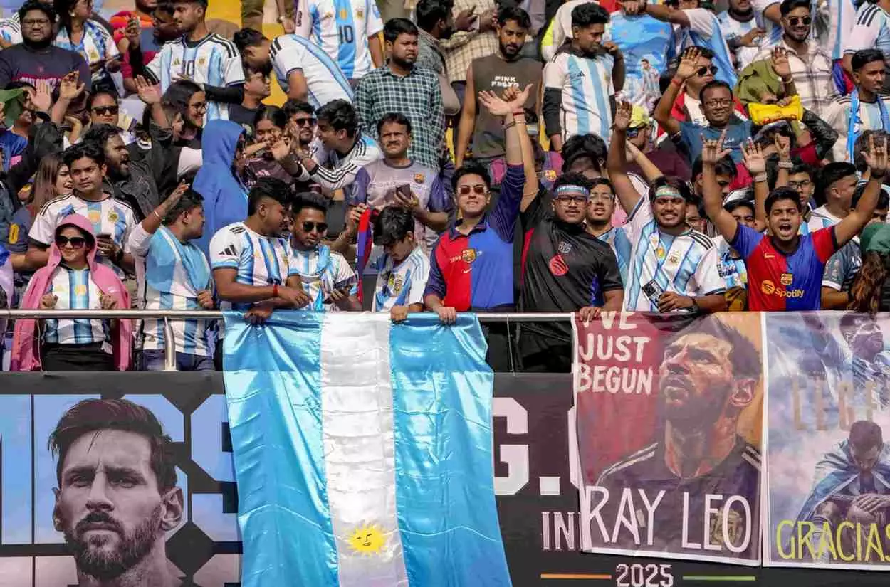 కోల్కతా స్టేడియంలో మెస్సీ అభిమానుల నిరసన కోల్కతా స్టేడియంలో మెస్సీ అభిమానుల నిరసన