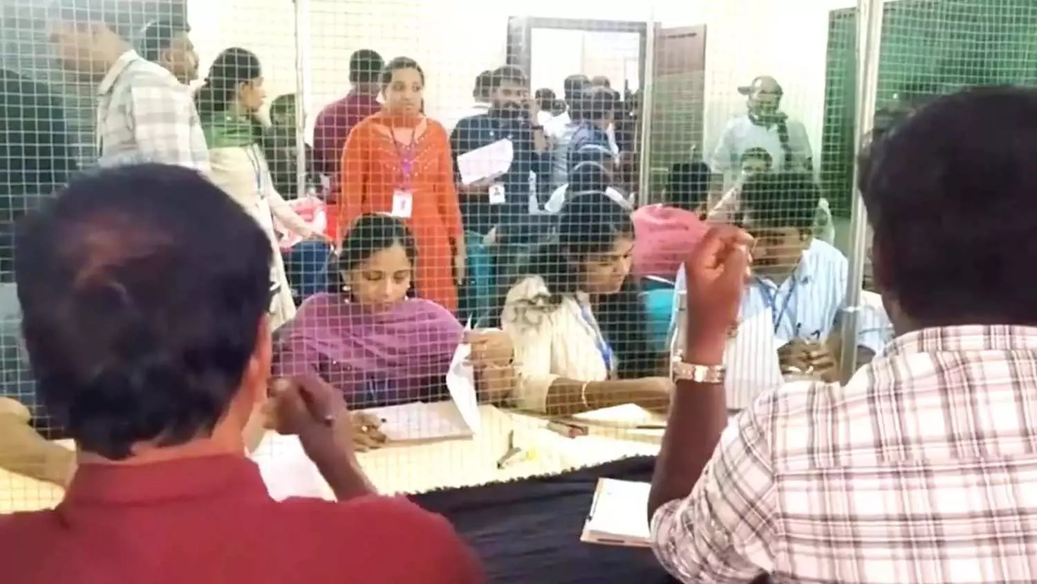 కేరళలో ఆధిక్యం దిశగా కాంగ్రెస్ నేతృత్వంలోని యూడీఎఫ్ .. కేరళలో ఆధిక్యం దిశగా కాంగ్రెస్ నేతృత్వంలోని యూడీఎఫ్ ..