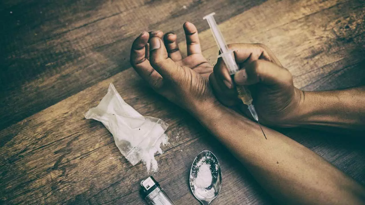 పాతబస్తీలో డ్రగ్ ఇంజెక్షన్ల దందా పాతబస్తీలో డ్రగ్ ఇంజెక్షన్ల దందా