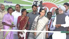 ఉపాధి హామీ పథకంలో తొలిసారి రాళ్లెత్తిన కూలీలు ఎవరు?