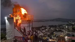 తిరుపరంకుండ్రం దీపం వివాదం: స్టే ఇచ్చేందుకు నిరాకరించిన మధురై బెంచ్ తిరుపరంకుండ్రం దీపం వివాదం: స్టే ఇచ్చేందుకు నిరాకరించిన మధురై బెంచ్