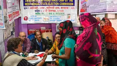 బెంగాల్ ఎస్ఐఆర్: 58 లక్షల ఓట్ల తొలగింపు బెంగాల్ ఎస్ఐఆర్: 58 లక్షల ఓట్ల తొలగింపు