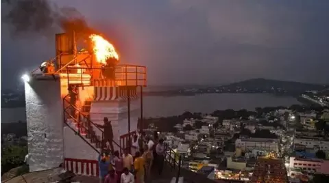 తిరుపరంకుండ్రం దీపం వివాదం: స్టే ఇచ్చేందుకు నిరాకరించిన మధురై బెంచ్ తిరుపరంకుండ్రం దీపం వివాదం: స్టే ఇచ్చేందుకు నిరాకరించిన మధురై బెంచ్