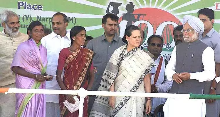 ఉపాధి హామీ పథకంలో తొలిసారి రాళ్లెత్తిన కూలీలు ఎవరు? ఉపాధి హామీ పథకంలో తొలిసారి రాళ్లెత్తిన కూలీలు ఎవరు?