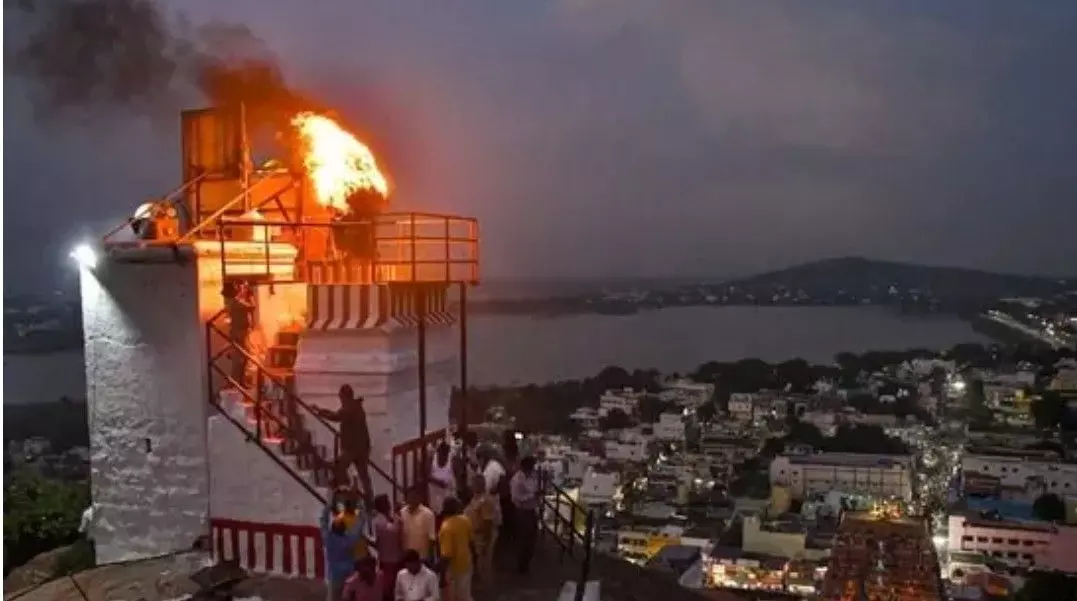 తిరుపరంకుండ్రం దీపం వివాదం: స్టే ఇచ్చేందుకు నిరాకరించిన మధురై బెంచ్ తిరుపరంకుండ్రం దీపం వివాదం: స్టే ఇచ్చేందుకు నిరాకరించిన మధురై బెంచ్