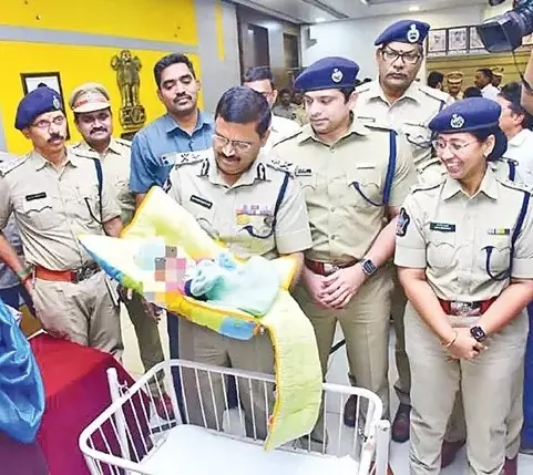 పేగు బంధానికి ఖరీదు: అమ్మాయి రూ.3 లక్షలు, అబ్బాయికి రూ.5 లక్షలు పేగు బంధానికి ఖరీదు: అమ్మాయి రూ.3 లక్షలు, అబ్బాయికి రూ.5 లక్షలు