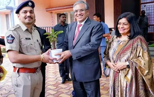 శ్రీశైలం క్షేత్రంలో జై భారత్- జై హింద్ నినాదాలు చేసిని సిఇసి శ్రీశైలం క్షేత్రంలో జై భారత్- జై హింద్ నినాదాలు చేసిని సిఇసి