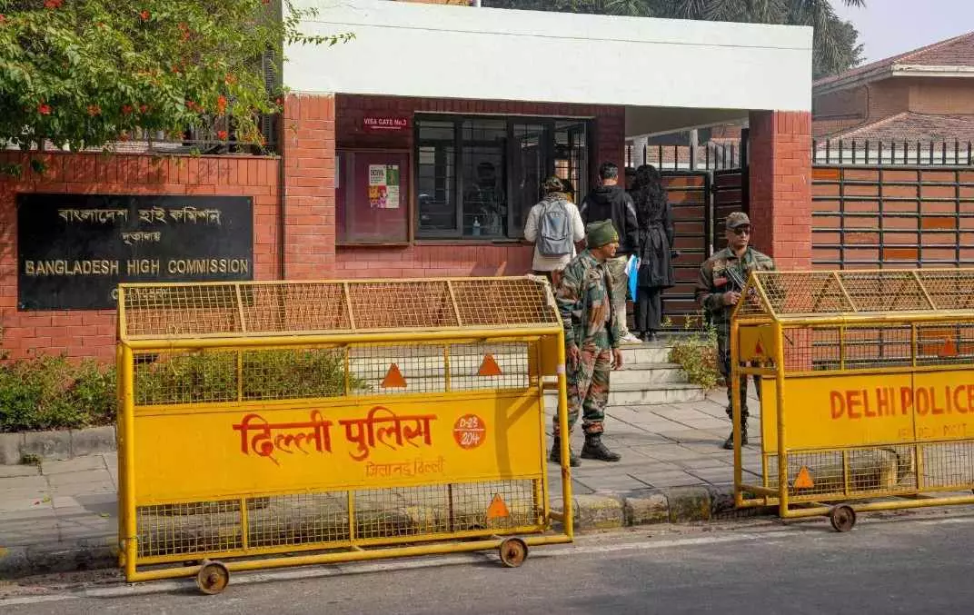 భారతీయులకు వీసా సర్వీస్ ను నిలిపివేసిన బంగ్లా భారతీయులకు వీసా సర్వీస్ ను నిలిపివేసిన బంగ్లా