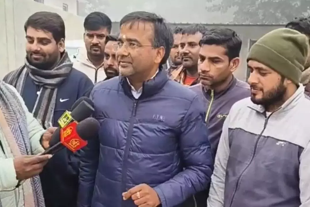 కరెంట్ స్తంభం ఎక్కిన కాంగ్రెస్ ఎమ్మెల్యే కరెంట్ స్తంభం ఎక్కిన కాంగ్రెస్ ఎమ్మెల్యే