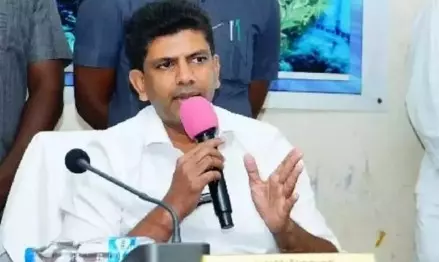 అమరావతి రైతుల కోపతాపాలపై మంత్రుల ఆపసోపాలు