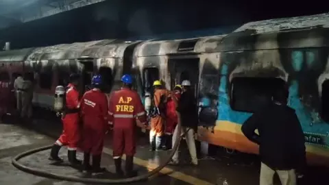 అనకాపల్లి వద్ద మంటల్లో చిక్కుకున్న ఎర్నాకుళం ఎక్స్ ప్రెస్