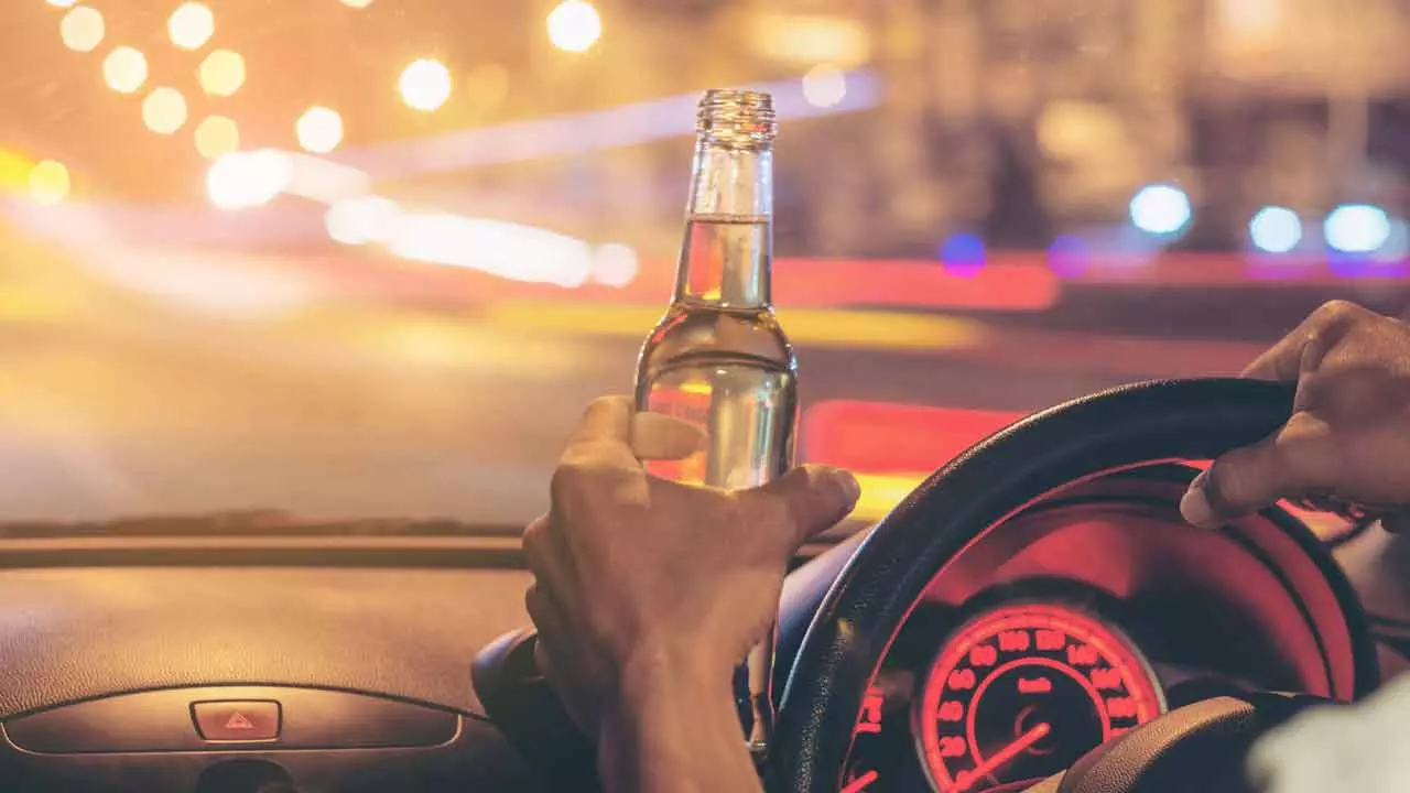 New Year: పోలీసుల వార్నింగ్‌ను లెక్కచేయని మందుబాబులు