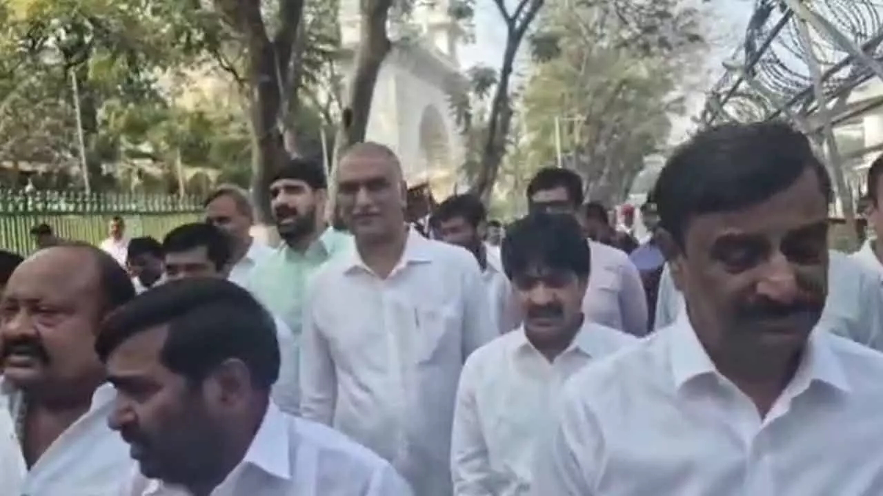 అసెంబ్లీ నుంచి బీఆర్ఎస్ వాకౌట్ అసెంబ్లీ నుంచి బీఆర్ఎస్ వాకౌట్