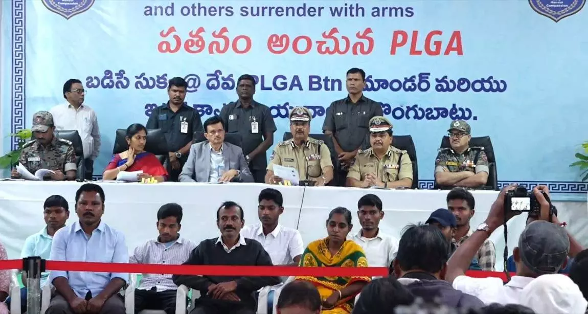 48 మంది మావోయిస్టులతో లొంగిపోయిన బర్సేదేవా, భారీ ఎన్ కౌంటర్ 48 మంది మావోయిస్టులతో లొంగిపోయిన బర్సేదేవా, భారీ ఎన్ కౌంటర్