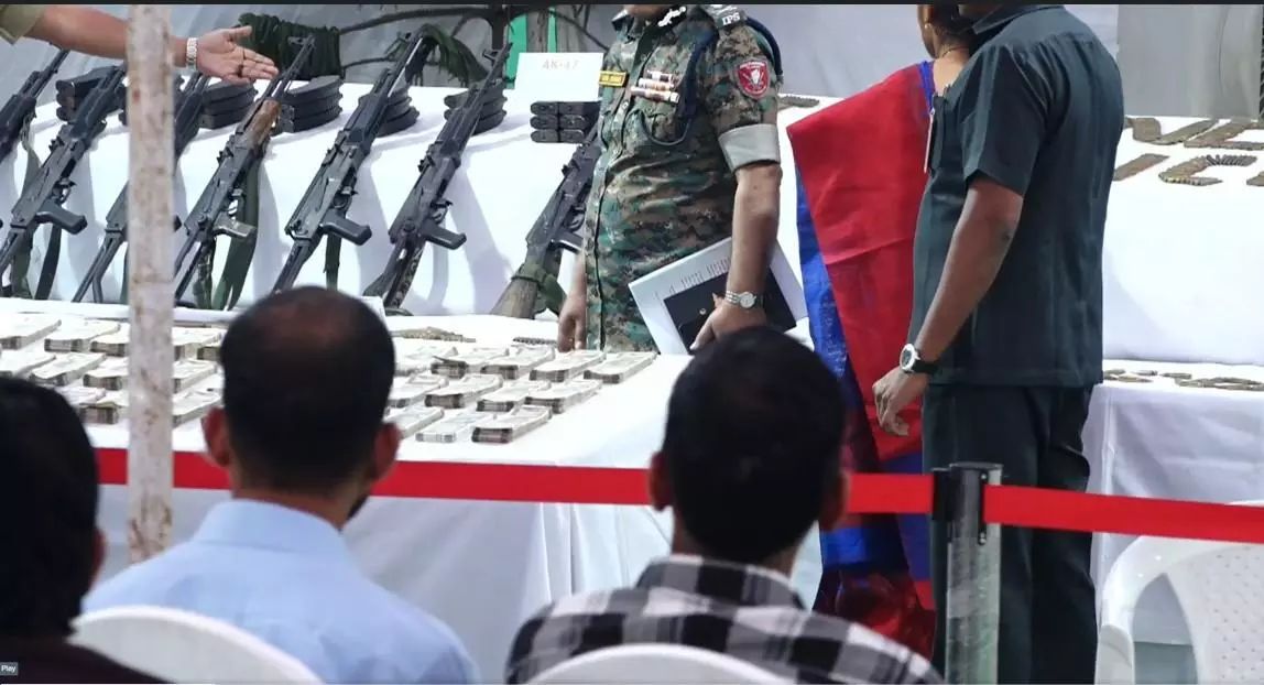 మావోయిస్టుల ఆయుధాలు చూసి షాక్ తిన్న పోలీసులు మావోయిస్టుల ఆయుధాలు చూసి షాక్ తిన్న పోలీసులు