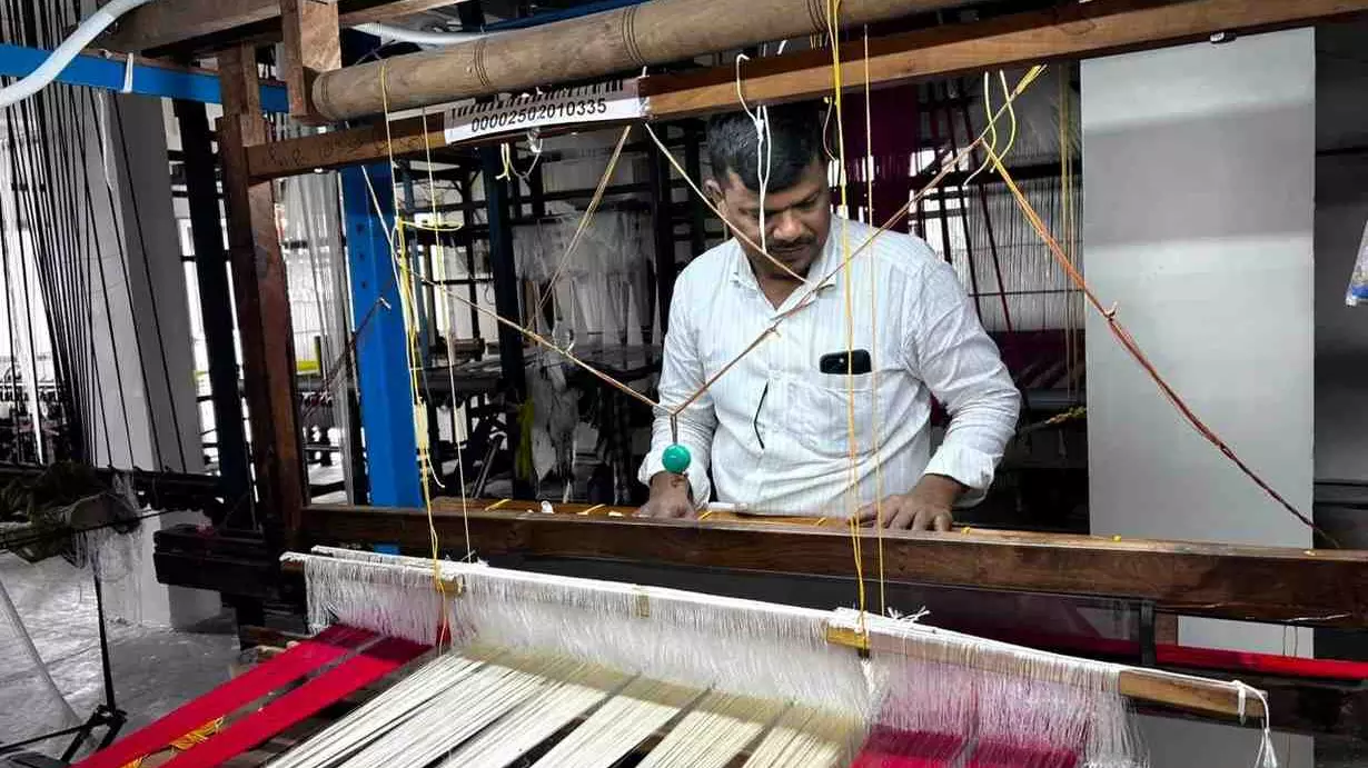 ఇంగ్లండులో తెలంగాణ మగ్గం నేత లైవ్ షో