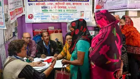 సుప్రీంకోర్టు గడువు విధించిన బెంగాల్ లో పూర్తికానీ ‘సర్’ సుప్రీంకోర్టు గడువు విధించిన బెంగాల్ లో పూర్తికానీ ‘సర్’