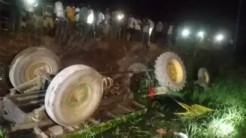 ట్రాక్టర్ బోల్తా.. నలుగురు మృతి