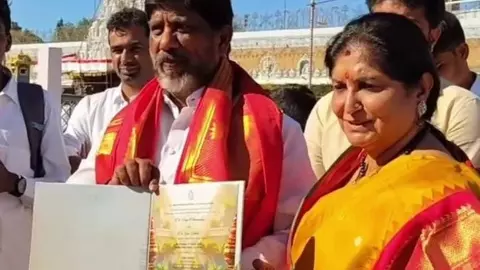 కొడుకు వివాహ ఆహ్వానపత్రికకు శ్రీవారి చెంత పూజలు కొడుకు వివాహ ఆహ్వానపత్రికకు శ్రీవారి చెంత పూజలు