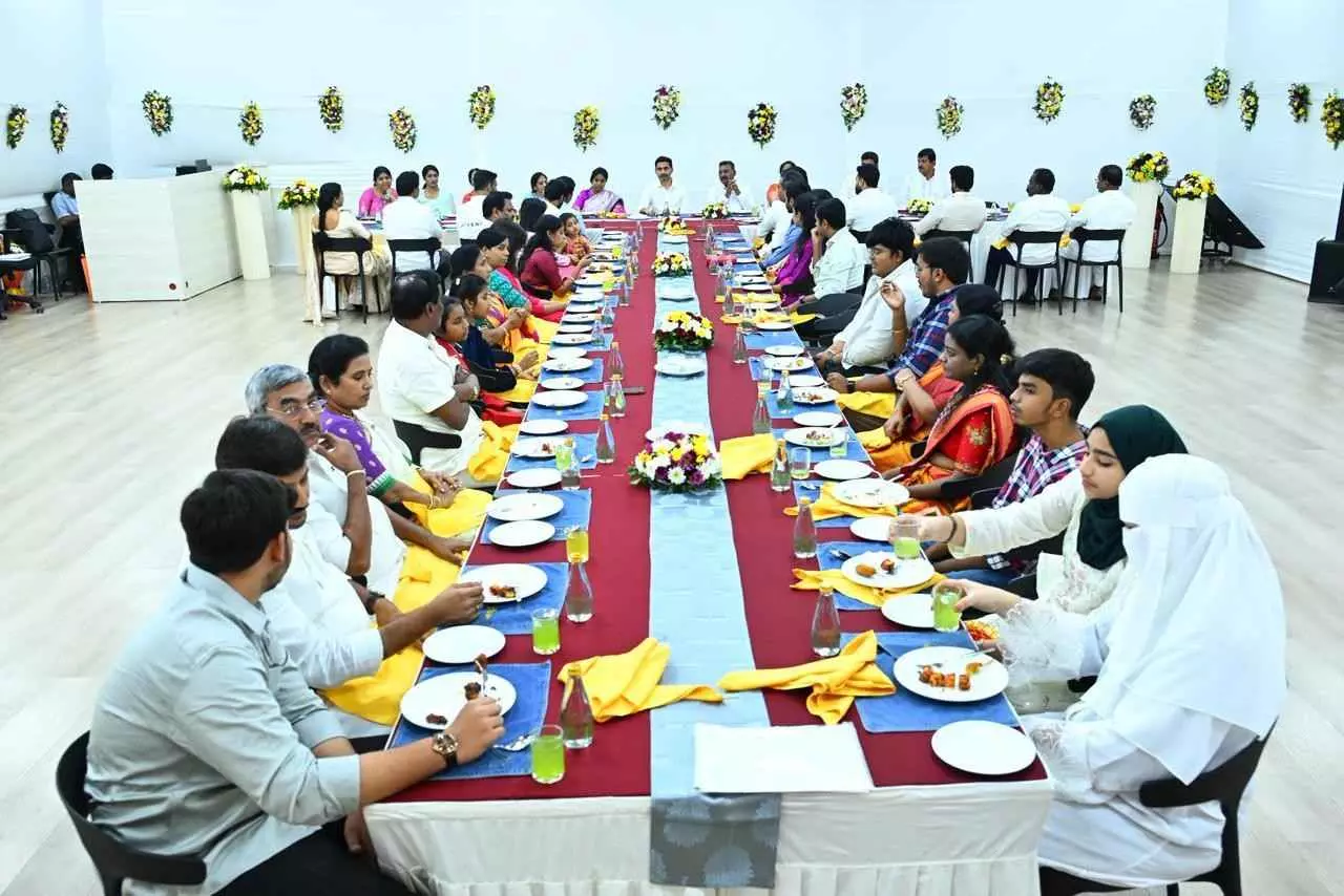 ఎమ్మెల్యేల కుటుంబాలతో నారా లోకేష్ విందు సమావేశాలు... ఎమ్మెల్యేల కుటుంబాలతో నారా లోకేష్ విందు సమావేశాలు...