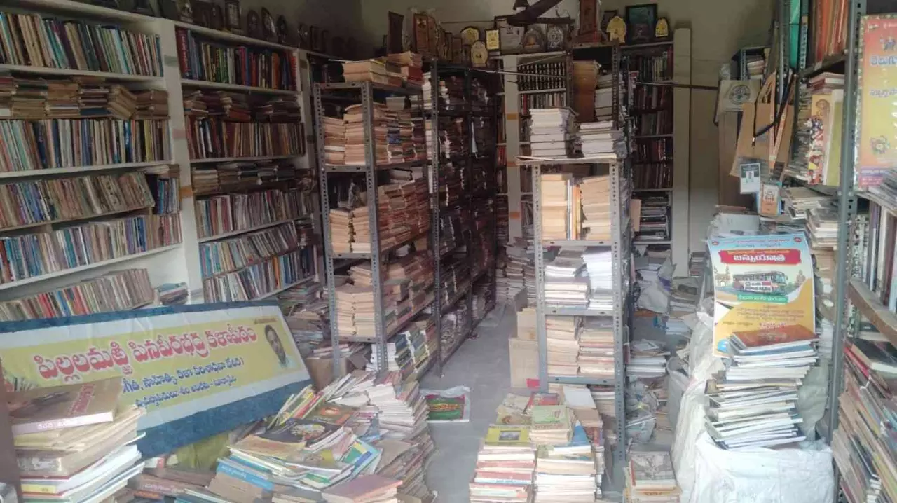 లక్ష పుస్తకాల తెలుగు మాస్టారు కథ ఇది...