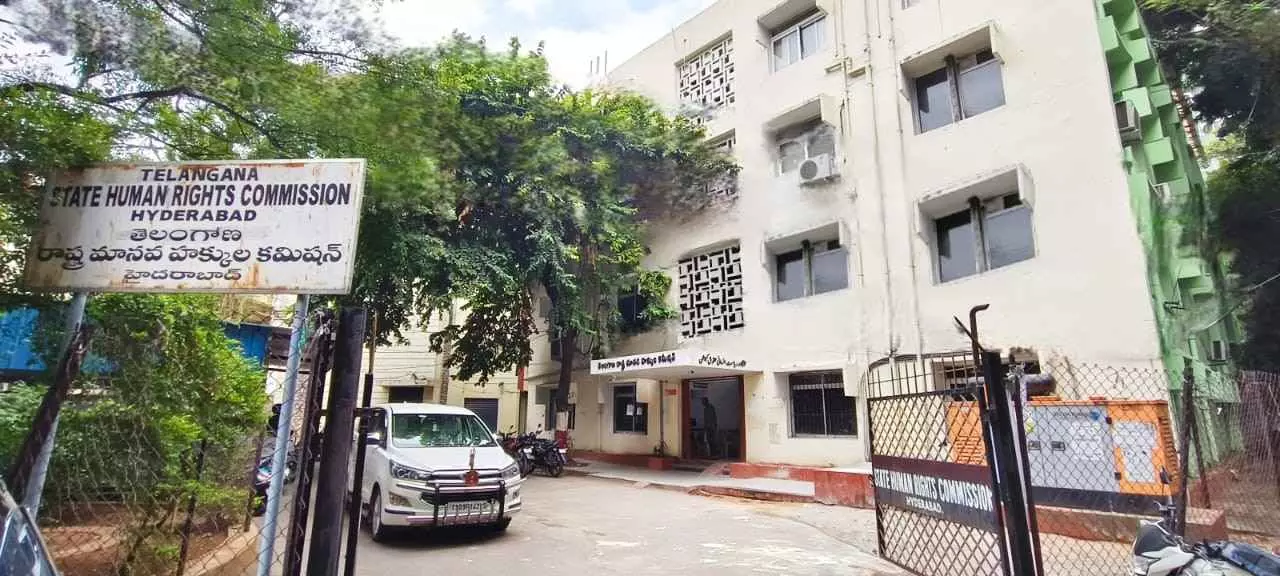 హడలెత్తిస్తున్న తెలంగాణ హెచ్చార్సీ:హక్కుల ఉల్లంఘనలపై సుమోటోగా విచారణ హడలెత్తిస్తున్న తెలంగాణ హెచ్చార్సీ:హక్కుల ఉల్లంఘనలపై సుమోటోగా విచారణ