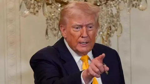 ప్రపంచంపై 15 శాతం సుంకాలు విధిస్తా: ట్రంప్ ప్రపంచంపై 15 శాతం సుంకాలు విధిస్తా: ట్రంప్