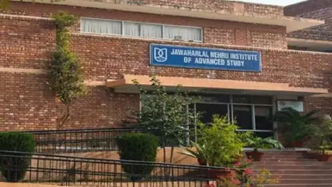 జేఎన్యూలో విద్యార్థి సంఘాల మధ్య ఘర్షణ