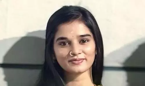 ప్రముఖ యూట్యూబర్ కోమలి ఆత్మహత్య ప్రముఖ యూట్యూబర్ కోమలి ఆత్మహత్య