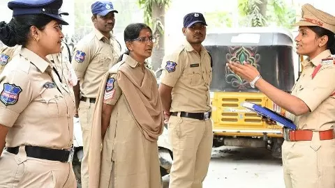 పబ్లిక్ ప్లేసుల్లో పోకిరీలకు షాక్:షీ టీమ్స్ ఉక్కుపాదం! పబ్లిక్ ప్లేసుల్లో పోకిరీలకు షాక్:షీ టీమ్స్ ఉక్కుపాదం!