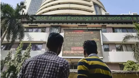 పెరిగిన చమురు ధరలు, 2,700 పతనమైన సెన్సెక్స్ పెరిగిన చమురు ధరలు, 2,700 పతనమైన సెన్సెక్స్