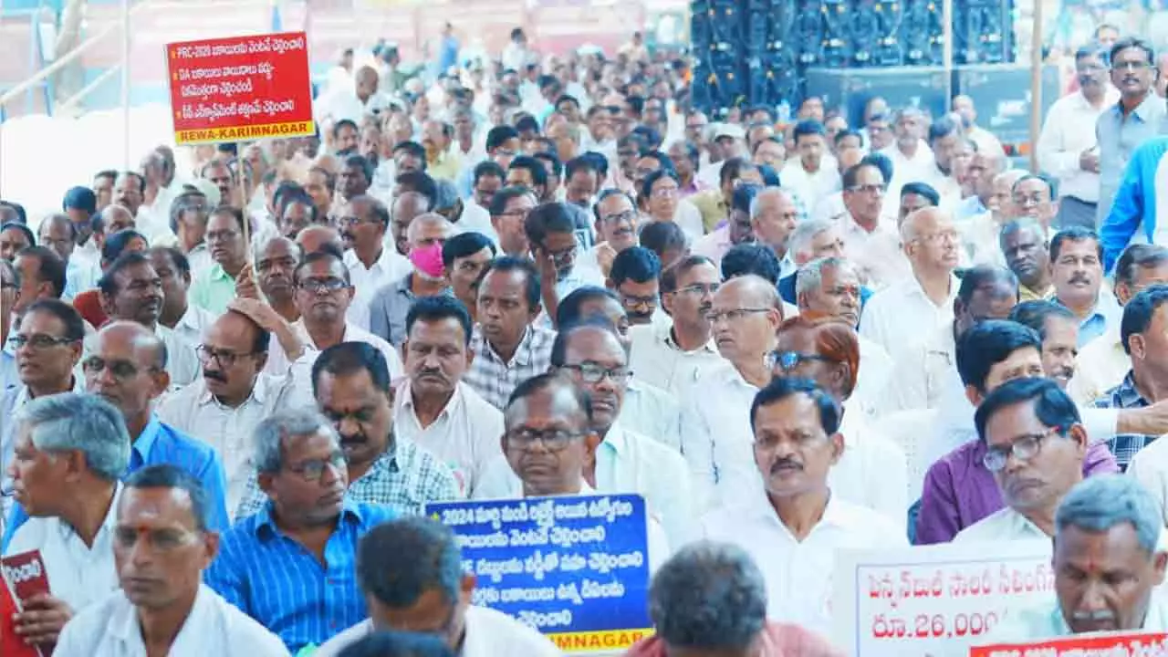 రిటైర్డ్ ఉద్యోగుల పెన్షన్లను ఢిల్లీకి పంపిస్తున్నారు: ఈటల రిటైర్డ్ ఉద్యోగుల పెన్షన్లను ఢిల్లీకి పంపిస్తున్నారు: ఈటల