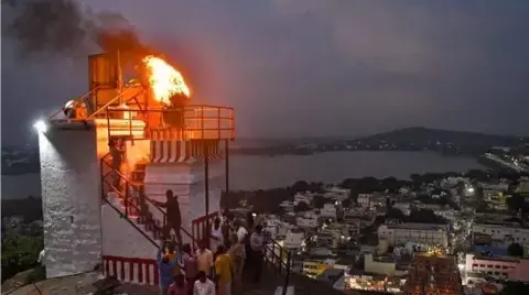 తిరుప్పరంకుండ్రం: సింబాలిక్ ప్రార్థనలు చేయండి తిరుప్పరంకుండ్రం: సింబాలిక్ ప్రార్థనలు చేయండి