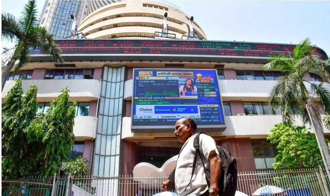 కుప్పకూలుతున్న సెన్సెక్స్ లు కుప్పకూలుతున్న సెన్సెక్స్ లు