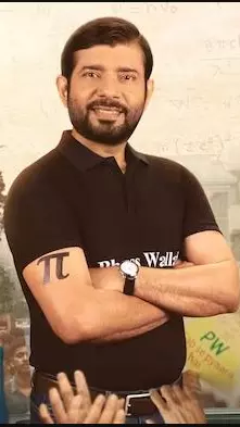 కోచింగ్ మాఫియాకు చెక్ పెట్టిన టీచర్ బయోపిక్!