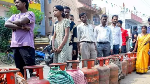 ‘‘వాణిజ్య సిలిండర్ల సరఫరాకు సమయం కావాలి’’