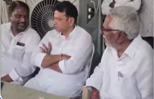 జీవన్ రెడ్డిని బతిమలాడుకుంటున్న మంత్రులు జీవన్ రెడ్డిని బతిమలాడుకుంటున్న మంత్రులు