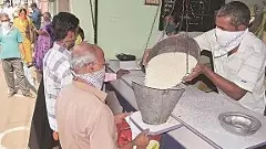 ధనిక జిల్లాల్లోనూ ఉచిత బియ్యం: 98శాతం కుటుంబాలకు కార్డులు!