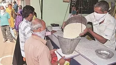 ధనిక జిల్లాల్లోనూ ఉచిత బియ్యం: 98శాతం కుటుంబాలకు కార్డులు! ధనిక జిల్లాల్లోనూ ఉచిత బియ్యం: 98శాతం కుటుంబాలకు కార్డులు!