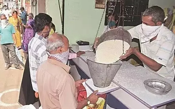 ధనిక జిల్లాల్లోనూ ఉచిత బియ్యం: 98శాతం కుటుంబాలకు కార్డులు! ధనిక జిల్లాల్లోనూ ఉచిత బియ్యం: 98శాతం కుటుంబాలకు కార్డులు!