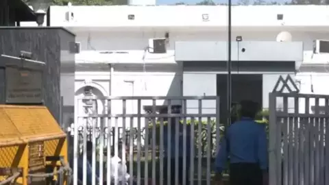 ‘‘మీ పార్టీ కార్యాలయాన్ని ఖాళీ చేయండి’’