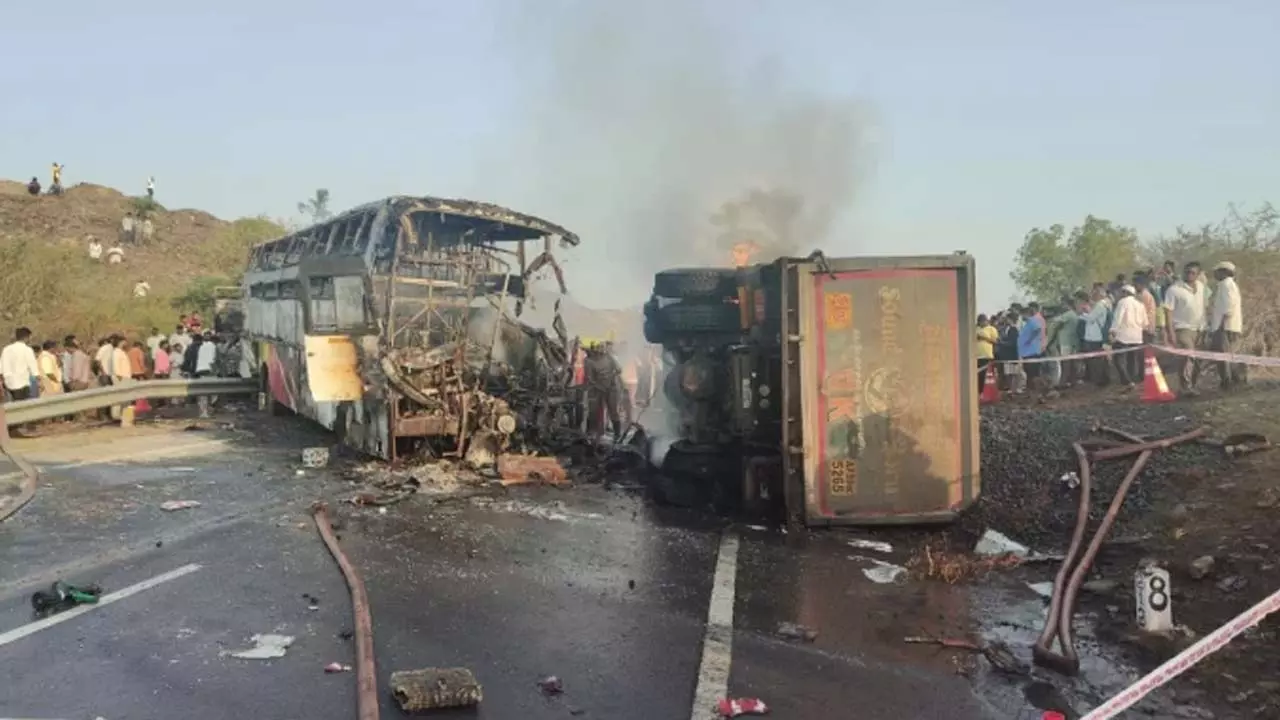 మార్కాపురం ప్రమాదం: 20కి చేరిన మృతుల సంఖ్య.. మార్కాపురం ప్రమాదం: 20కి చేరిన మృతుల సంఖ్య..