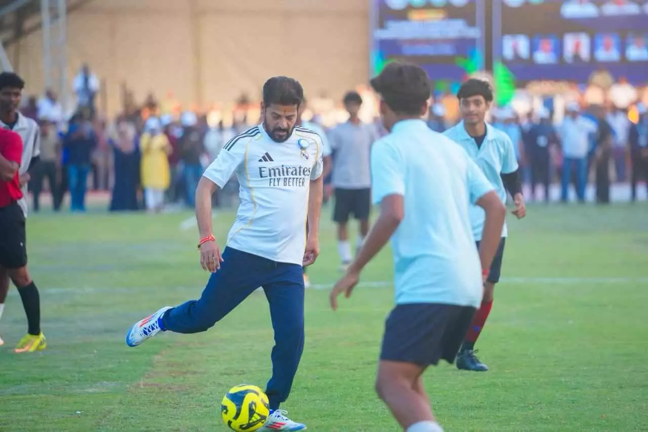 గ్రౌండ్లో రెచ్చిపోయిన ఎమ్మెల్యేలు.. గ్రౌండ్లో రెచ్చిపోయిన ఎమ్మెల్యేలు..