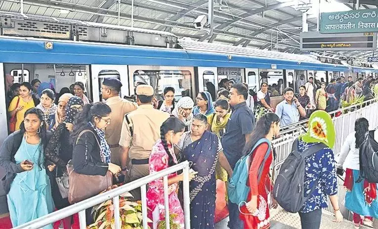 హైదరాబాద్ మెట్రోలో పెరిగిపోతున్న రద్దీ హైదరాబాద్ మెట్రోలో పెరిగిపోతున్న రద్దీ
