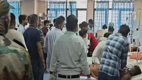 బీహర్: శీతల్ దేవీ ఆలయంలో తొక్కిసలాట బీహర్: శీతల్ దేవీ ఆలయంలో తొక్కిసలాట