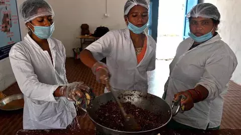 ఇప్ప పూలు ఆర్థిక శక్తిగా మారుతాయా? మహువా సారా చర్చ ఇప్ప పూలు ఆర్థిక శక్తిగా మారుతాయా? మహువా సారా చర్చ