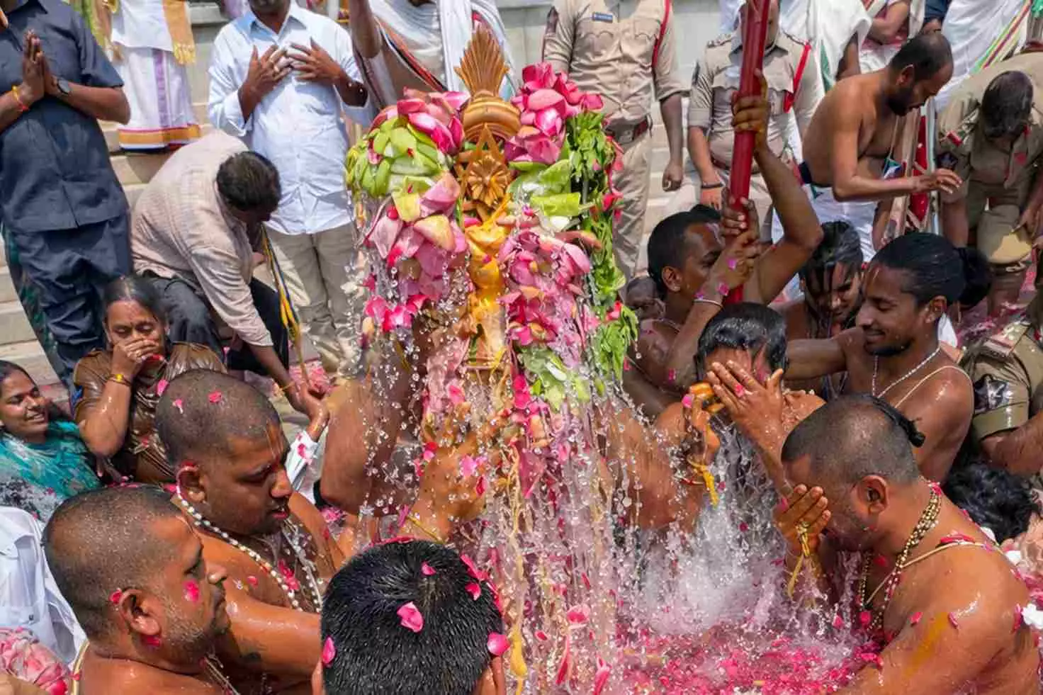 వైభవంగా ఒంటిమిట్ట శ్రీ కోదండరాముడి చక్రస్నానం