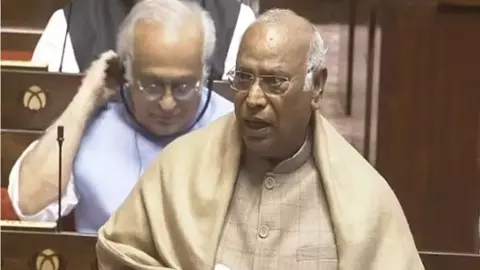 గుజరాతీలను నిరక్ష్యరాస్యులుగా పేర్కొన్న ఖర్గే గుజరాతీలను నిరక్ష్యరాస్యులుగా పేర్కొన్న ఖర్గే